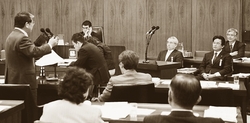 参考人（右）に質問する赤嶺政賢議員（左）＝４月８日、衆院外務委